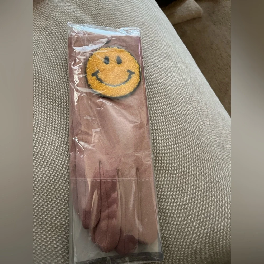 Miss Sparkling NWT Smiley pink gloves that fit to cover wrist and inside coat.